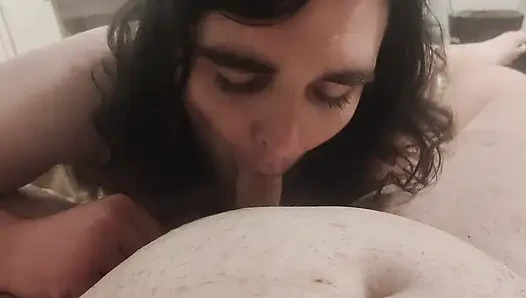 Seksi trans kız kız arkadaşının yarağını emiyor