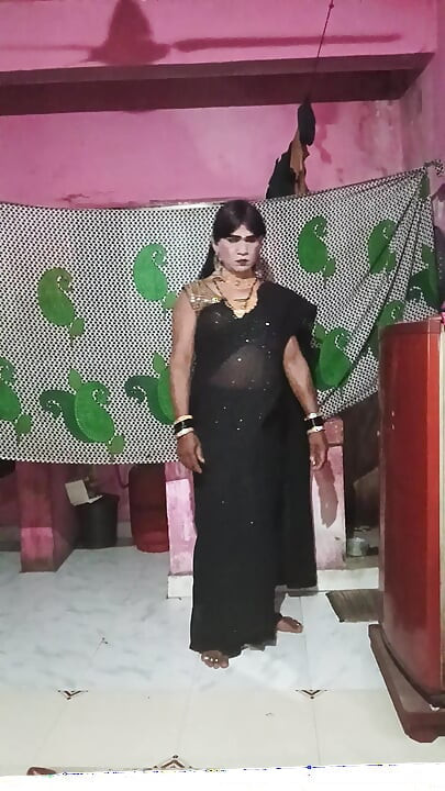 Madhuri bhabhi apni gand me do egg dalikali sari pehenkar