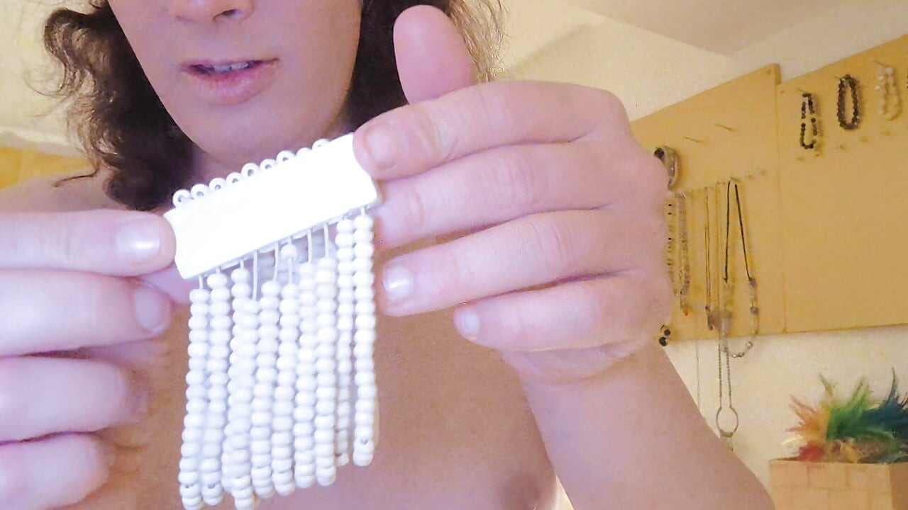 我会给你看我的珠宝，等等。