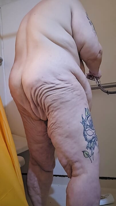 Sous la douche, il dévore cette fleur