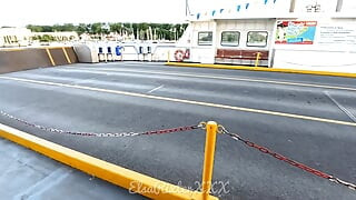 Berjalan-jalan mendebarkan saya tanpa seluar dalam melalui taman dan merentasi feri - udara segar pada kulit bogel saya adalah keseronokan tulen.
