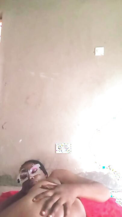 Femeie africană care își atinge pizda