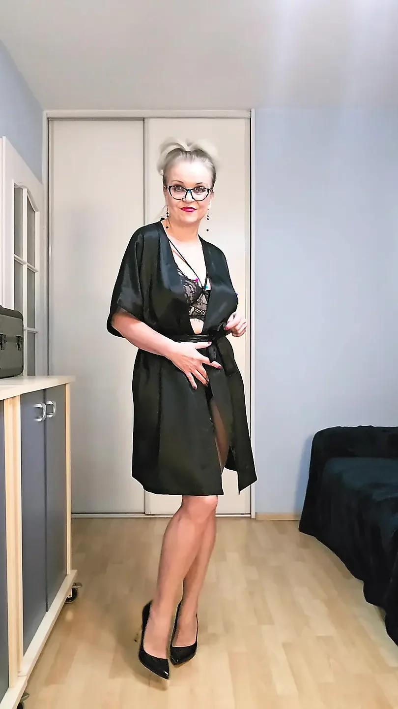 MILF Sexy Dance Show Wearing Nylon Stockings