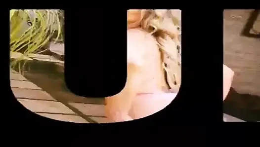 Мастурбирует