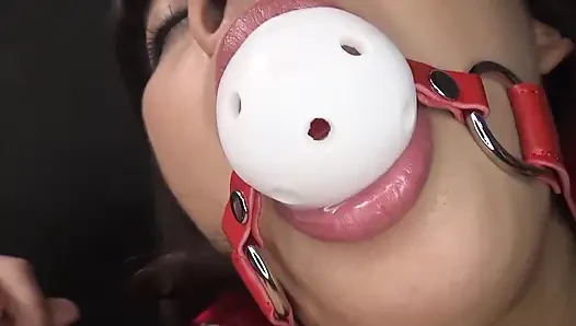 Bağlı kıllı esmer hatun çığlık atarak orgazm olmak için oyuncakla sikiliyor