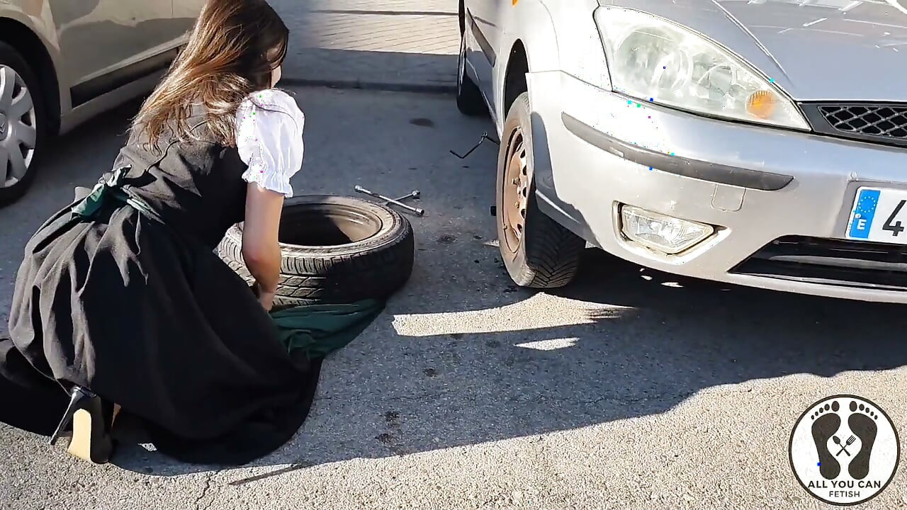 Dirndl slut fica suja e oleosa trocando de pneu