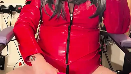 MISTRESS SHIRLEY HAVING A BREAK BETWEEEN SLAVES