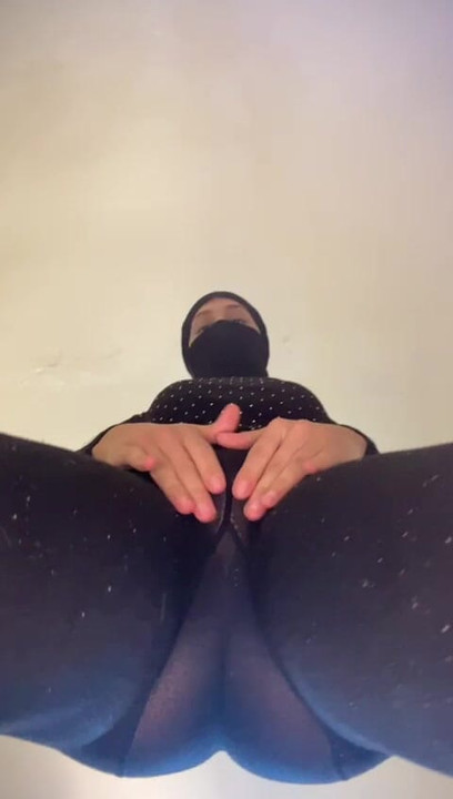 Η πουτάνα με μαντήλα απ' την Αραβία δεν μπορεί να σταματήσει να αυνανίζεται σαν βρώμικο μικρό φρικιό