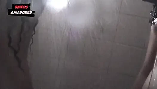 İki lezbiyen duş alıyor