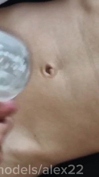 Detik kuat dari "Pancutan air mani pada kawan dari zakar besar, basuh diri dengan air mani!"