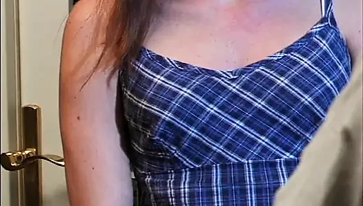 Heiße brünette und blonde schätzchen in intensiven fingersessions