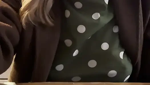 Restoranda akşam yemeği yiyen çıtalı bluz içinde meme uçlarımla insanları azdırıyor