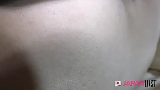 Nettes schlankes teen unterwirft sich einem harten schwanz und creampie in pOV