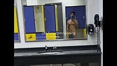 Jacovos naakt in de openbare kleedkamer van de sportschool in Athene, Griekenland, pronkt met een grote harige Griekse pik