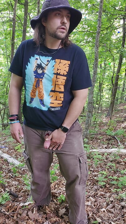 Mijando na floresta na área de descanso