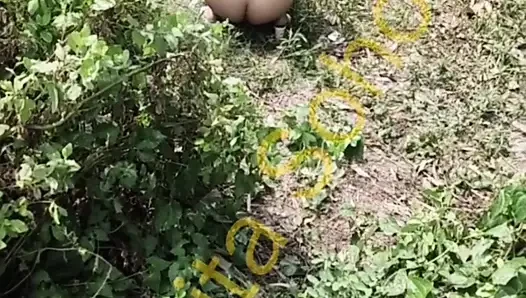 Indische hotwife Asmita Draußen pissing Dare herausforderung