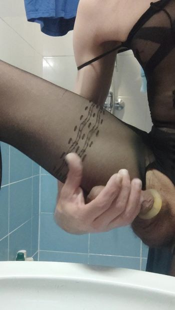 Il giovane ragazzo masturba il cazzo in calze di nylon, si masturba in bagno