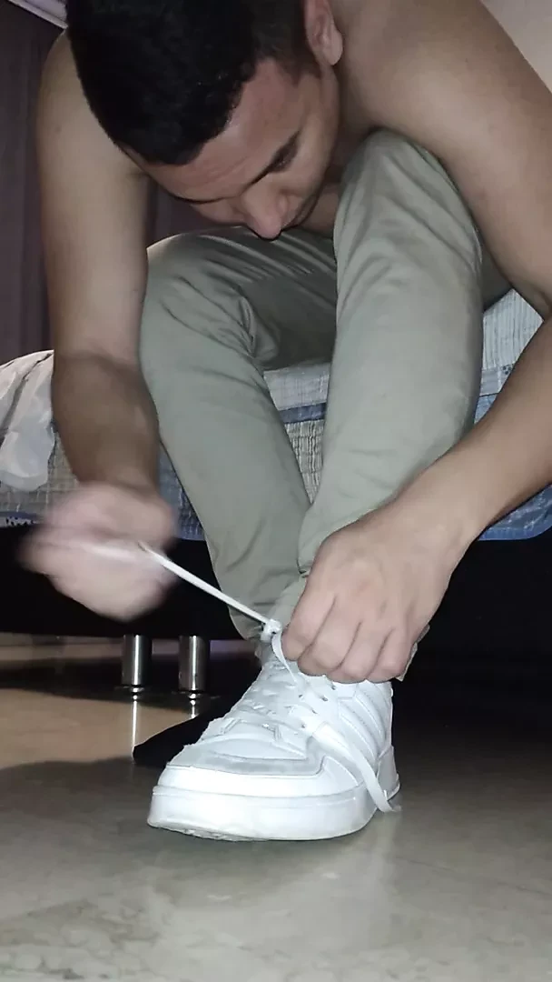 Latino gosta de mostrar os pés para você se masturbar