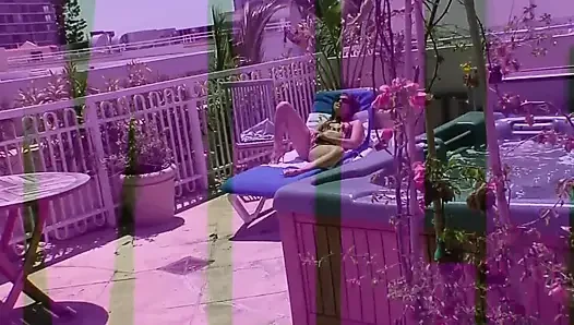 Büyük götlü esmer büyük bir yarağa biniyor