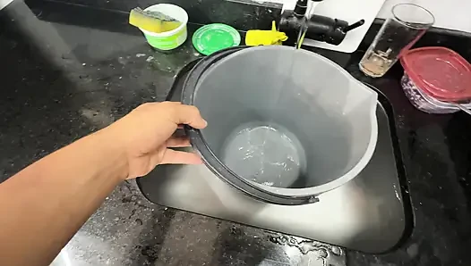 Ich entdecke, wie meine sexy latina-stiefschwester ihre finger reinsteckt und ich werde geil, bis ich am ende meinen ganzen schwanz in sie steckt.