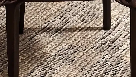 Ateşli orta yaşlı seksi kadın yapay penisin tadını çıkarıyor