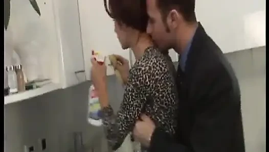 Ibu rumah tangga dengan rambut oranye jerman dientot habis-habisan di rumah