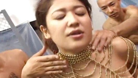 Yumi Oosako, MILF sexy, se tape le cul - la suite sur hotajp.com