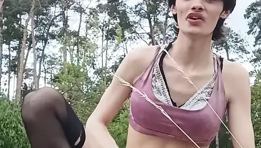 Sexy Girl Carolina Masturbates In The Woods Got Horny