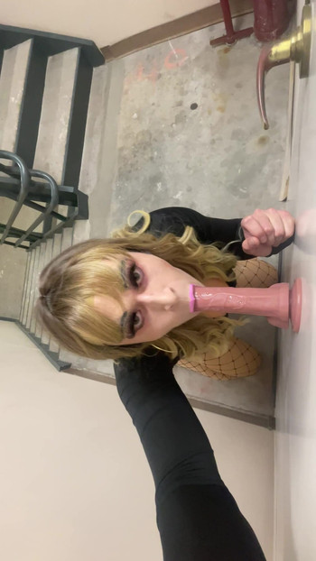 공공 계단에서 큰 딜도를 빨아주는 Sissy 크로스드레서 걸레 Rylie DeWhore 거의 아마추어 펨보이 트랩 오럴
