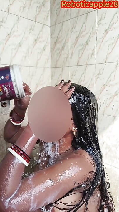 Desi villege wife wathing bathroom show boobs pussy