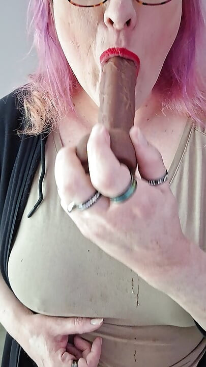 A harmless unboxing video with Princess Udders