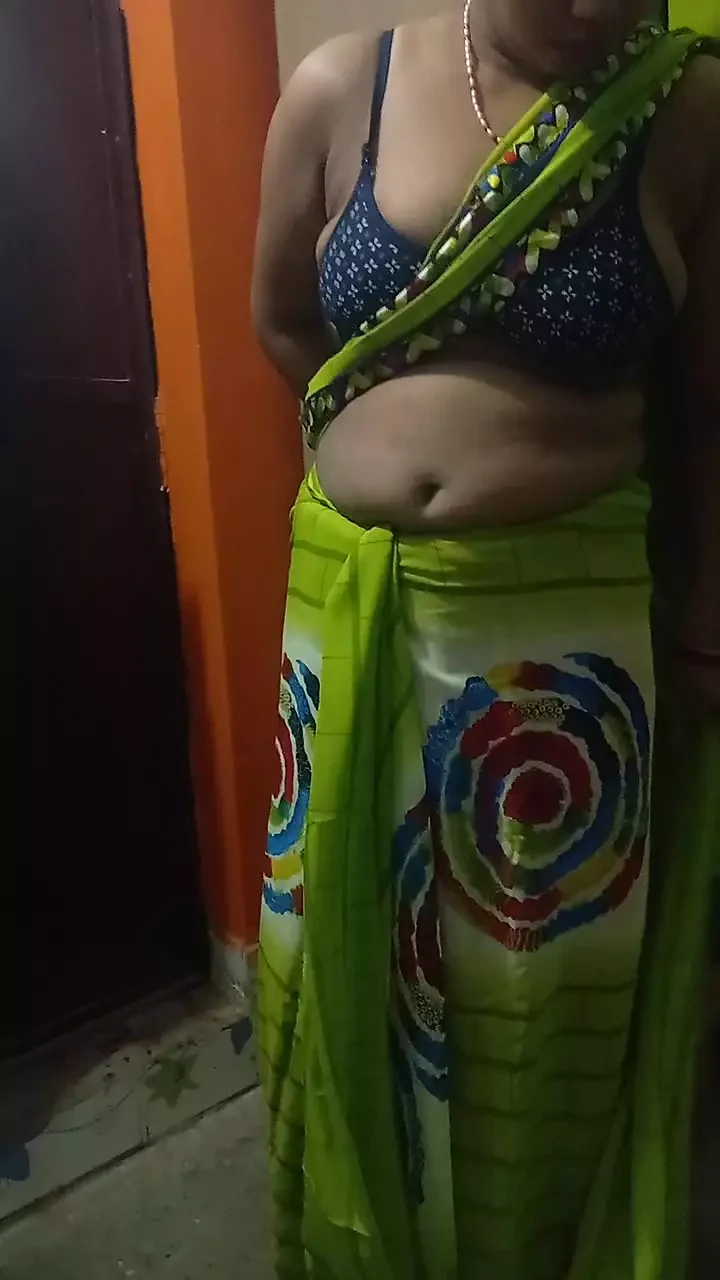 Totally desi bhabhi wearing her cute saari.