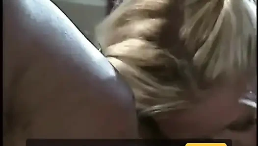 Memek cewek sange rambut pirang ini dientot habis-habisan dan dicrot di dalam sama cowok berondong