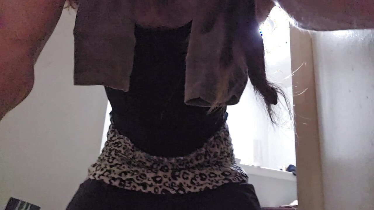 SkinnyFemboyOso zieht sich in höschen und röcken an 😜