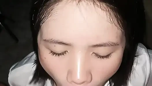 Minik Asyalı model oral seks gırtlağına kadar yutuyor