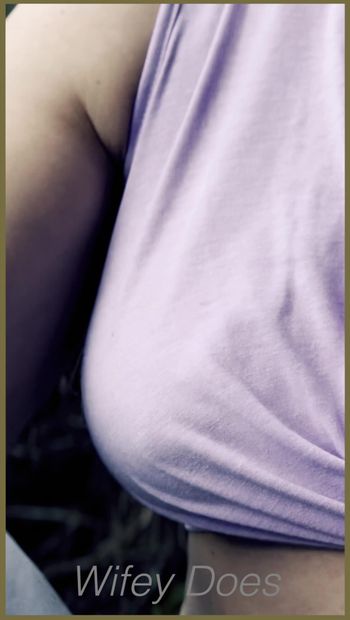 Ma femme se fait sans soutien-gorge dans une chemise moulante violette.