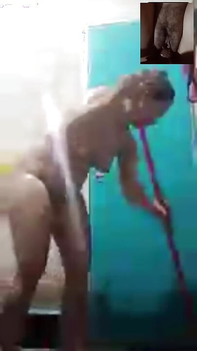 शॉवर लेते हुए सुंदर नग्न मुझे बहुत उत्साहित करती है