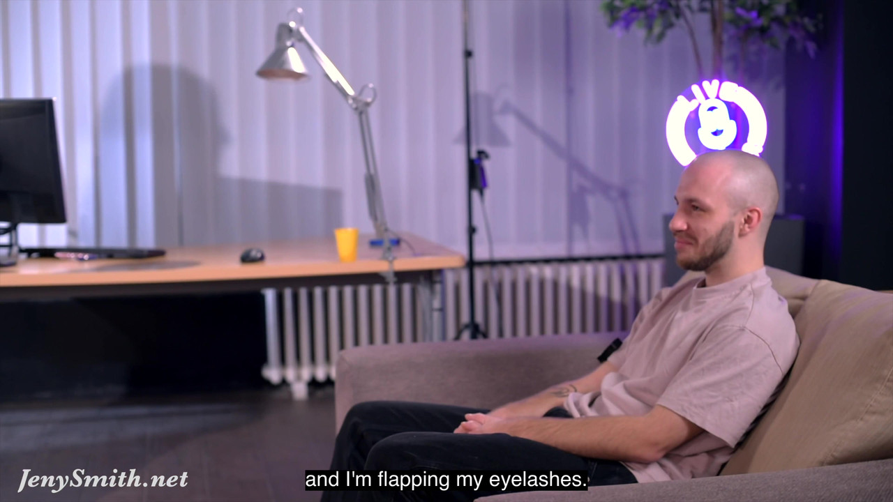 治疗不安全：她在中途脱衣服