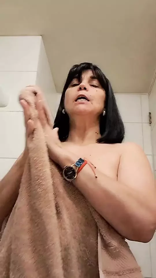 토플리스로 양치하고 뚱뚱한 미녀 기록하는 엄마