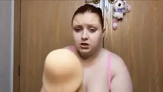 Sigara içmek için üvey babasını emiyor