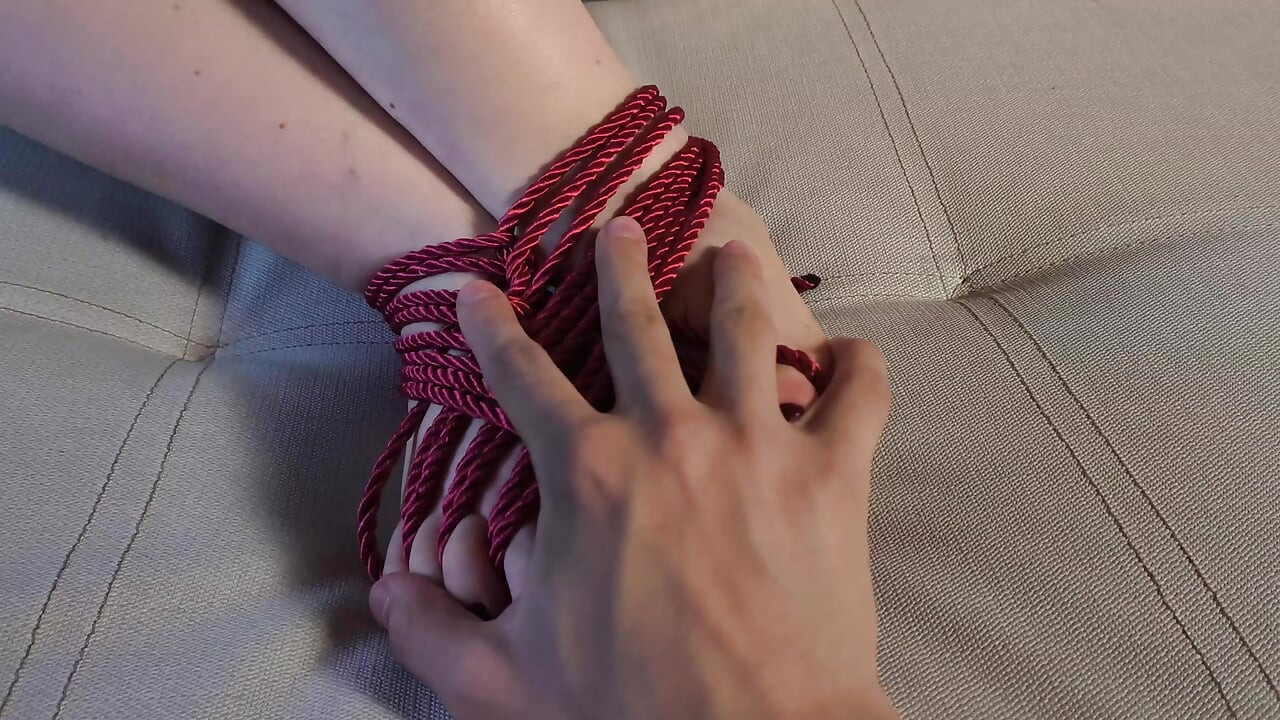 נותן לחברה החיוורת והחמה שלי עיסוי כפות רגליים בזמן שאני קושר אותה - נוואשי בלאק