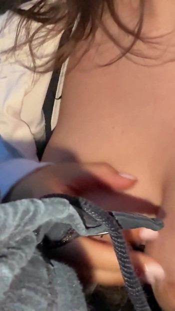 Nicky Mist spielt mit einem lustigen jungen an diesem morgen