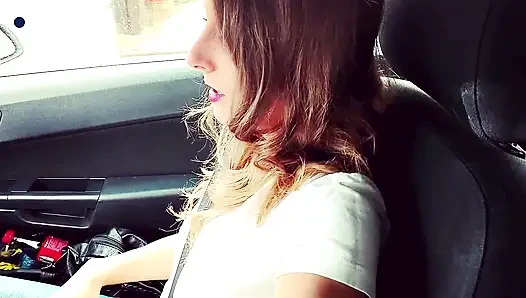 Schlampiger blowjob im auto mit sperma im mund