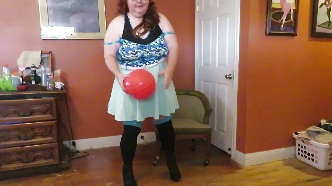 Enfermera Vicki juega con una bola de goma en mini falda, medias sexys y mini botas de tacón alto