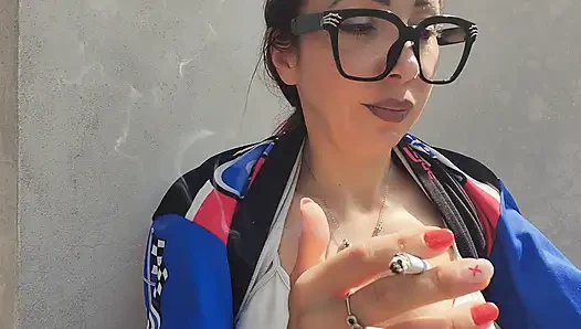 Liburan santai baru dengan merokok dan Lavinia yang cantik