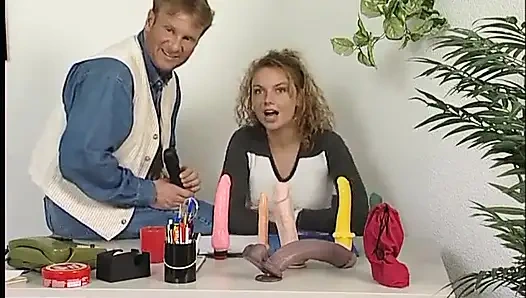 Sarışın genç kız dildolarla dolu odada amını parmaklıyor