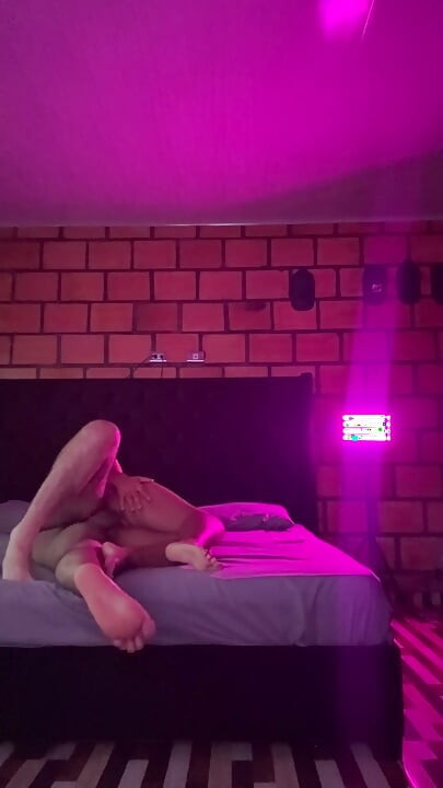 Bir gece süren partiden sonra, boşalana kadar sikiştik.