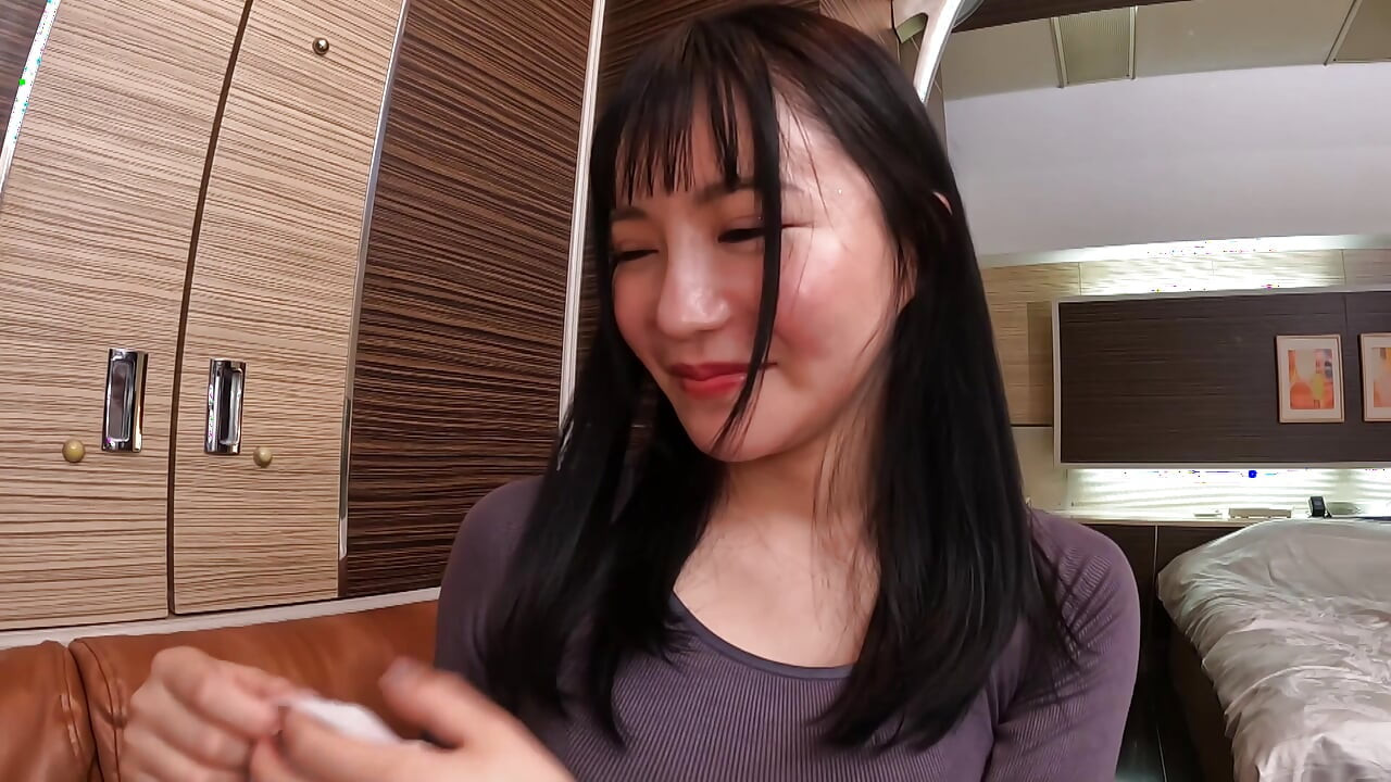 P144F04 Would you join me for a photogenic lunch? If you hit on me and satisfy my appetite, my sexual desire will be satisfied too! Pick-up and sex with a busty beauty!