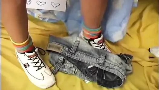 Schönes sexy teen mit kleinen titten gefickt und von großem schwanz in den mund abspritzen