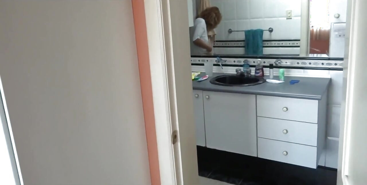 Jag får stora sprut i min håriga fitta och i min röv med mina jeans på